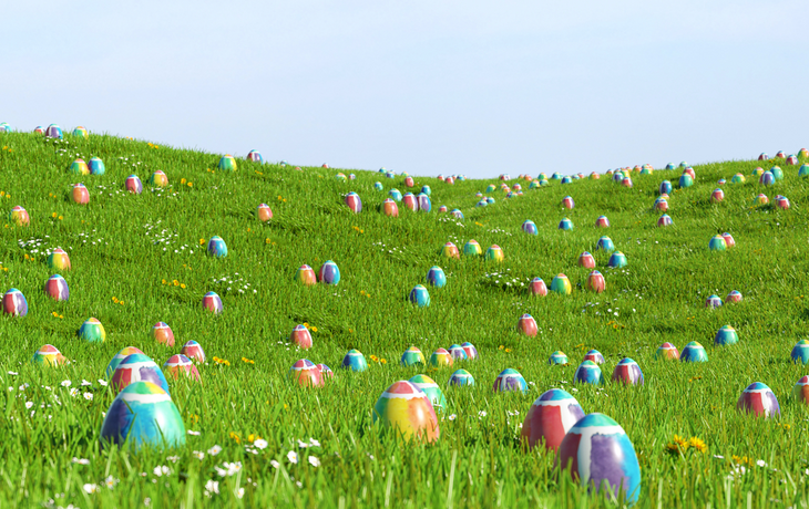 Bunte Ostereier zu Ostern im Gras einer Wiese