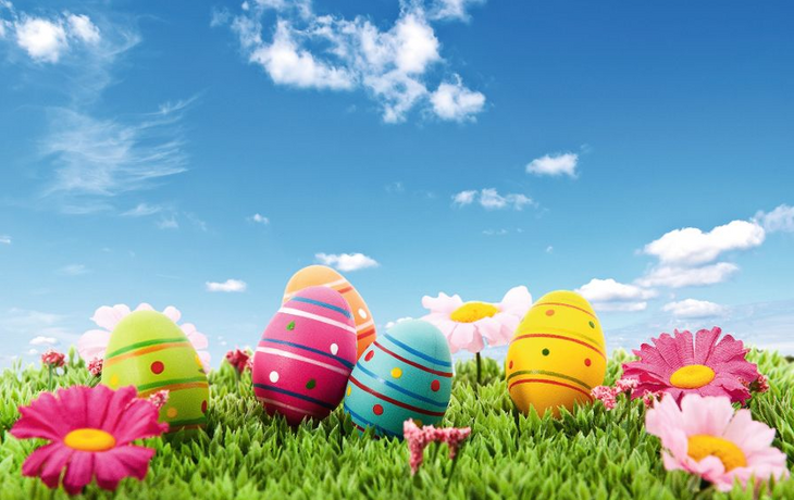 Osterwiese vor Frühlingswölkchen