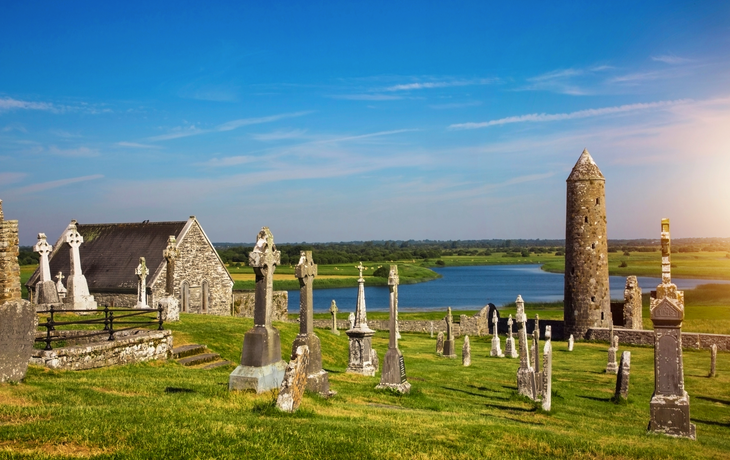 Kloster von Clonmacnoise mit Kreuzen und Gräbern