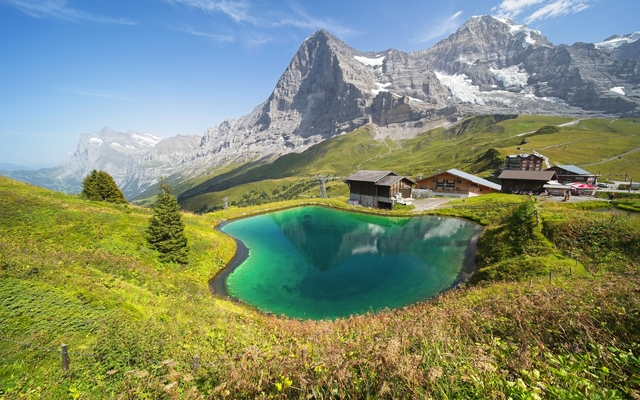 Fallbodensee im Berner Oberland vor dem Eiger und Lauberhorn in der Jungfrauregion in der Schweiz.