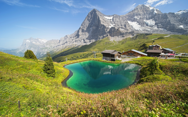 Fallbodensee im Berner Oberland vor dem Eiger und Lauberhorn in der Jungfrauregion in der Schweiz.