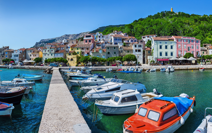 Wunderbar romantische Sommernachmittag Landschaft Panorama Küste der Adria. Boote und Yachten im Hafen an kristallklarem türkisfarbenem Wasser. Baska auf der Insel Krk.