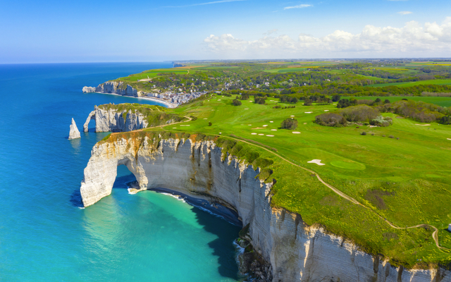 Kreidefelsen und Bogen am Meer in Étretat, Frankreich aus der Vogelperspektive