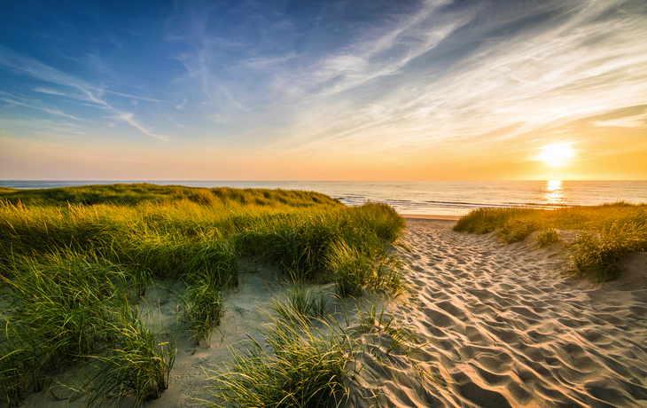 Weg zum Strand auf Texel bei Sonnenuntergang