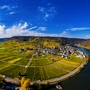 Luftaufnahme von Poltersdorf an der Mosel mit Weinbergen 