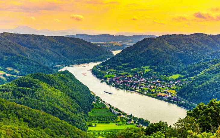 die Donau in der hügeligen Landschaft der Wachau, Österreich