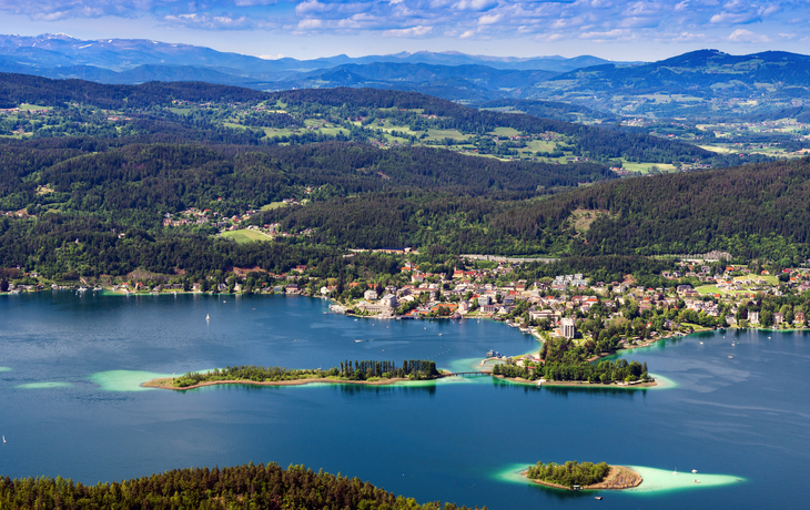 Blick auf die Bucht von Pörtschach am Wörthersee und die vorgelagerten Inseln
