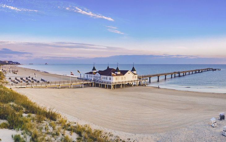 Luftbild vom Ahlbecker Strand mit Seebrücke und Promenade
