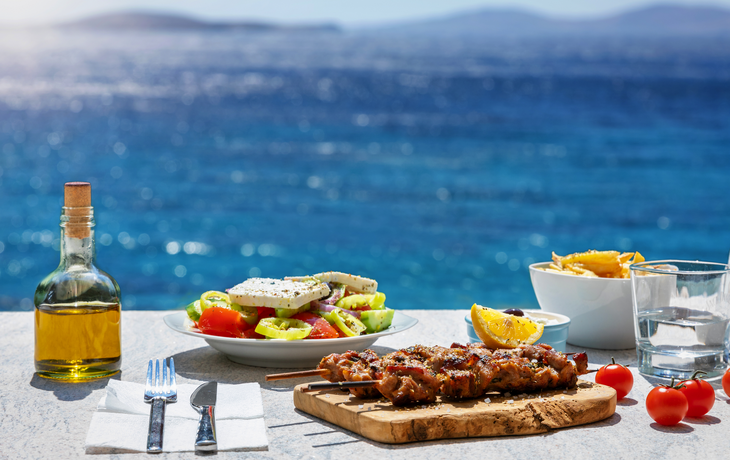 Griechisches Food-Konzept mit Bauernsalat und Souvlaki-Spießen