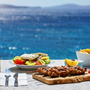 Griechisches Food-Konzept mit Bauernsalat und Souvlaki-Spießen