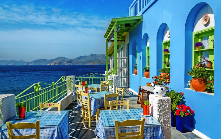 typisch buntes griechisches Restaurant auf der griechischen Insel Kalymnos