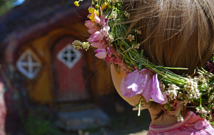 Mittsommerfest in Schweden: kleine Fee bei den Trollen