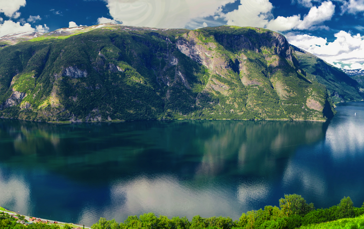 Panorama mit Blick nach Aurland, Aurlandfjord und Sognefjord von Stegastein in Norwegen