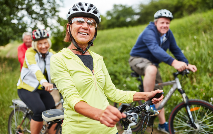 Senioren machen Urlaub mit dem Fahrrad