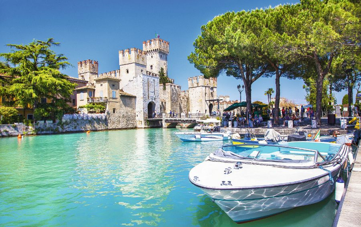 die Burg Rocca Scaligera in Sirmione am Gardasee, Italien