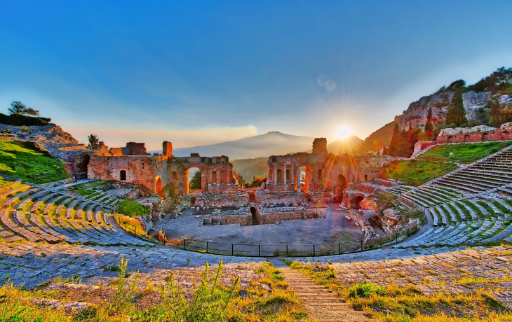 Teatro Antico di Taormina auf Sizilien mit Ätna im Hintergrund, Italien