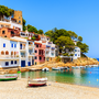 Traditionelles Fischerboot am Strand im Küstendorf Sa Tuna an der Costa Brava
