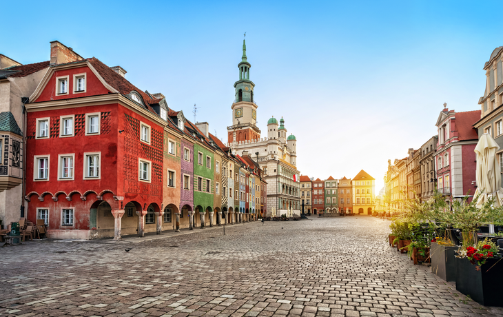 Stary Rynek-Platz mit kleinen bunten Häusern und altem Rathaus in Posen