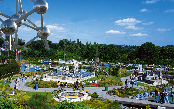 Atomium, stark vergrößerte kubische Zelle des Kristallmodells des Eisens 