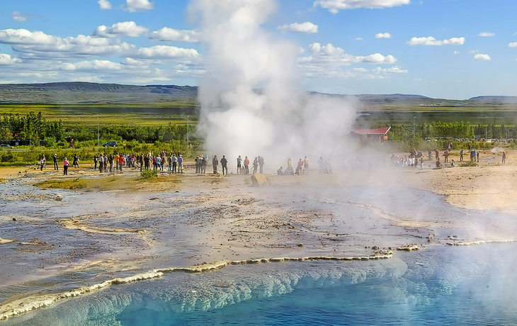 Geysir Strokkur Eruption im geothermischen Bereich, Island