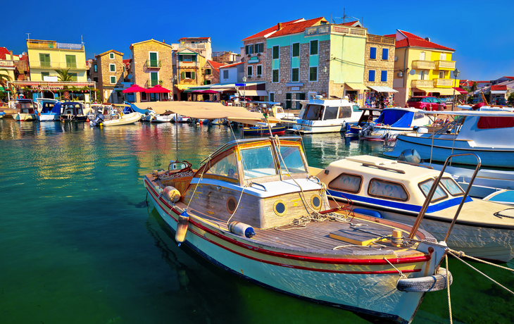 Vodice an der dalmatinischen Küste Kroatiens
