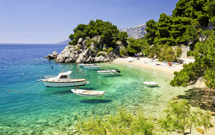 Strand in Brela an der Makarska Riviera in Dalmatien, Kroatien