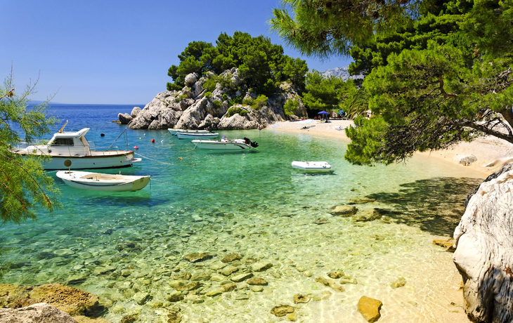 schöner Strand in der Nähe der Stadt Brela in Dalmatien, Kroatien