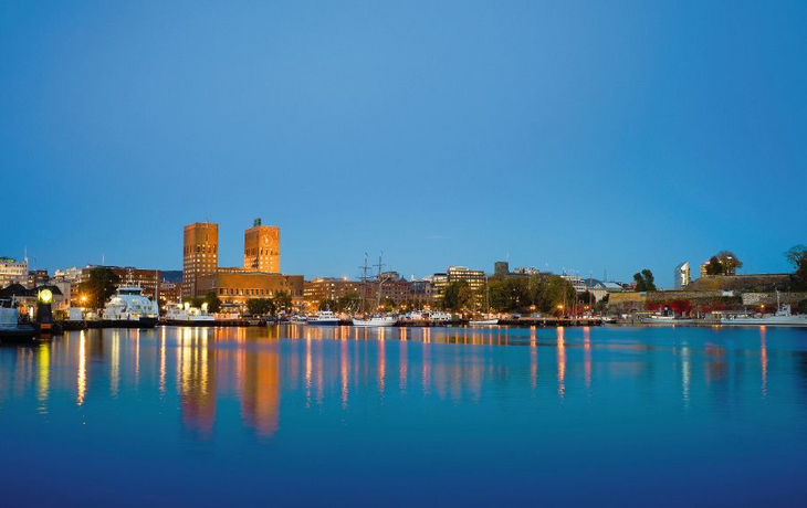 Oslo City Hall and harbour-Wide