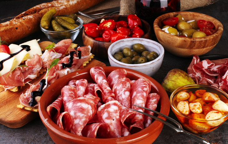 Spanische Tapas und Sangria auf Holztisch - mediterrane Antipasti