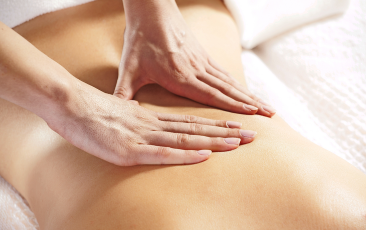 Frau, die Rückenmassage, ein Mädchen