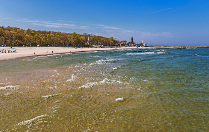 Baltische Küste gesehen vom Pier in Kolobrzeg, Polen