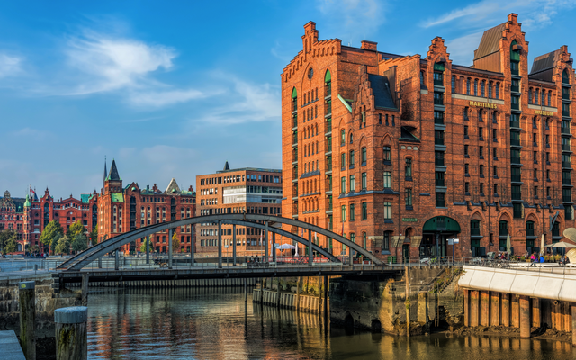 Historische Backsteingebäude und Brücke in der Speicherstadt bei Sonnenschein