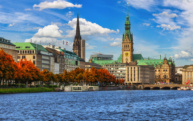 Stadtansicht von Hamburg mit Rathaus und Binnenalster im Herbst.