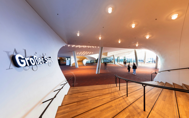 Holztreppe in der Elbphilharmonie, Blick auf Foyer mit Schriftzug 
