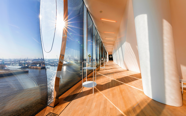 Sonnendurchfluteter Flur in der Elbphilharmonie mit Blick auf den Hafen.
