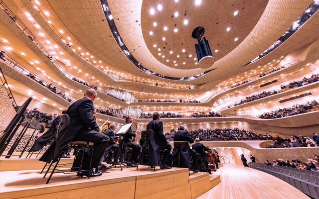 Konzert in der Elbphilharmonie, Blick vom Orchester auf das Auditorium.