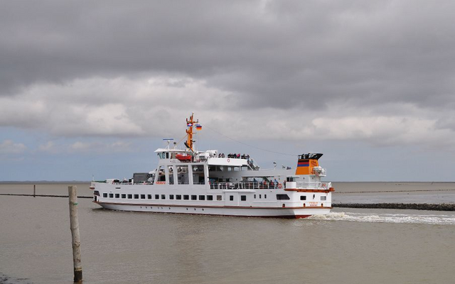 Fähre auf dem Weg zur Insel Juist im April 2013, umgeben von wolkigem Himmel und ruhigem Wasser.