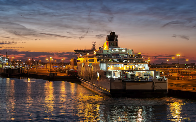 Autofähre bei Nacht im Hafen von Calais, Frankreich, auf dem Weg nach Dover, England.