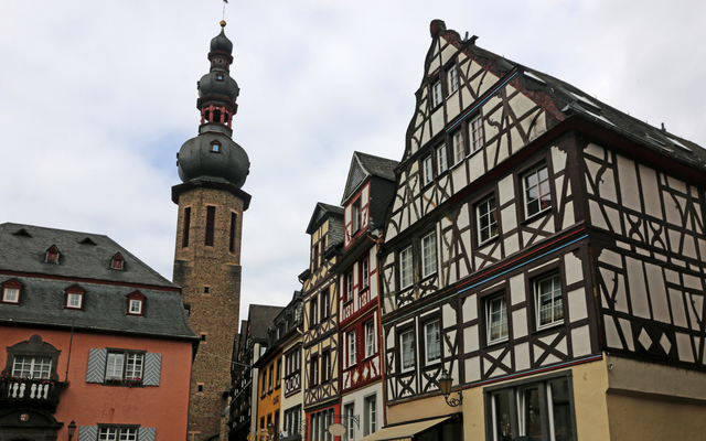 Fachwerkhäuser und Kirchturm in einer historischen Altstadt.
