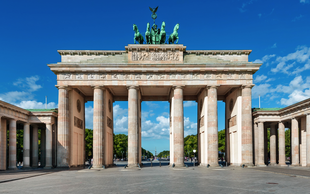 Brandenburger Tor in Berlin bei klarem Himmel.