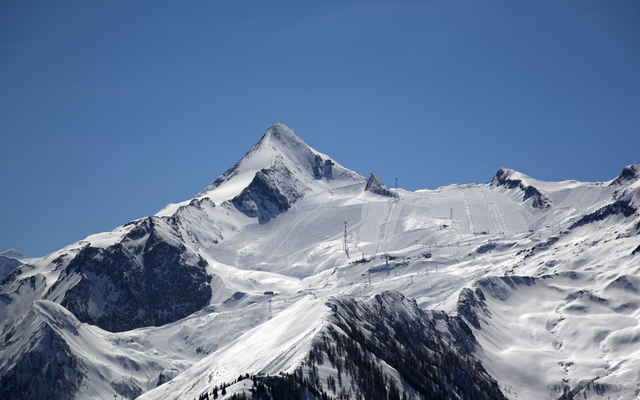 Schneebedeckte Berglandschaft mit blauem Himmel.