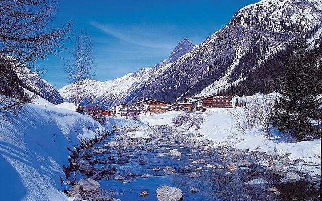 Winterlandschaft mit Fluss und Bergen in St. Leonhard im Pitztal.