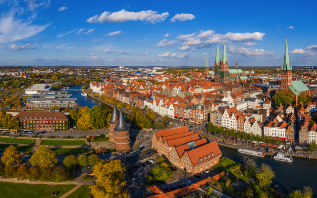 Luftbild von Lübeck mit Holstentor und Altstadt.