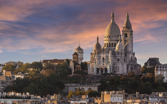 Basilika Sacré-Cœur in Montmartre, Paris bei Sonnenuntergang.
