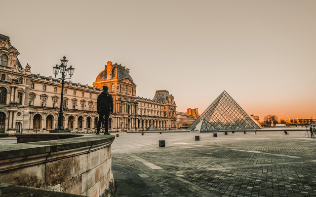 Winterlicher Blick auf das Louvre Museum in Paris, Frankreich, mit der Glas-Pyramide im Vordergrund.