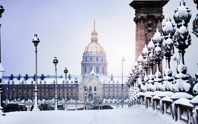 Winterliche Ansicht des Hôtel des Invalides in Paris mit Schnee bedeckt.
