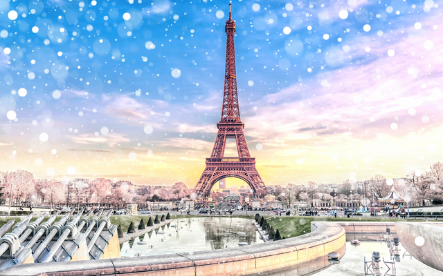 Eiffelturm im Schnee bei Sonnenuntergang in Paris.