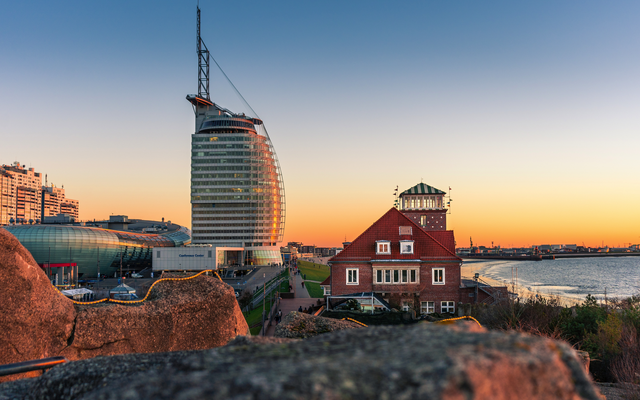Gebäude am Flussufer in Bremerhaven bei Sonnenuntergang.