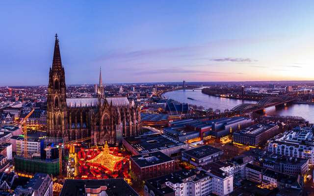 Kölner Dom und Stadt landschaft bei Sonnenuntergang, mit Rhein und Hohenzollernbrücke.