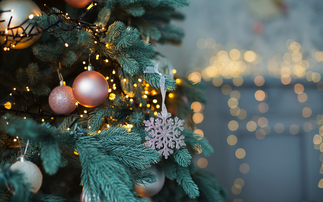 Weihnachtsbaum mit Kugeln und Lichtern geschmückt